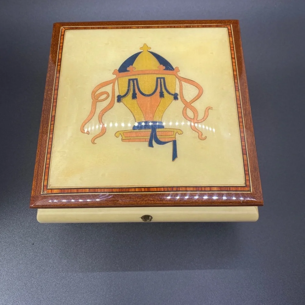 Reuge romance swiss music‎ box Italy. Without key.